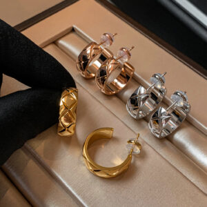 Diamond-patterned sterling silver stud earrings Classic diamond pattern design, hypoallergenic 999 sterling silver